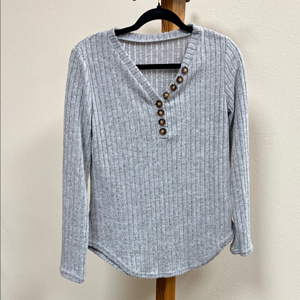 Source Unknown Light Gray Buttoned Long Sleeve Top